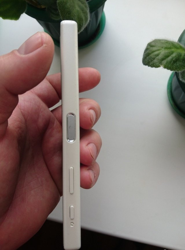 Продам смартфон Sony, классический в Челябинске, Xperia Z5 Compact в отличном состоянии
